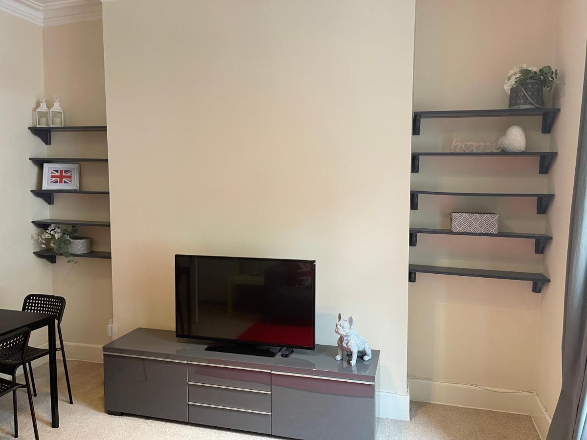 Beautiful 2 Bedroom Apartment- Prime Location, Aberdeen Centre Exterior photo