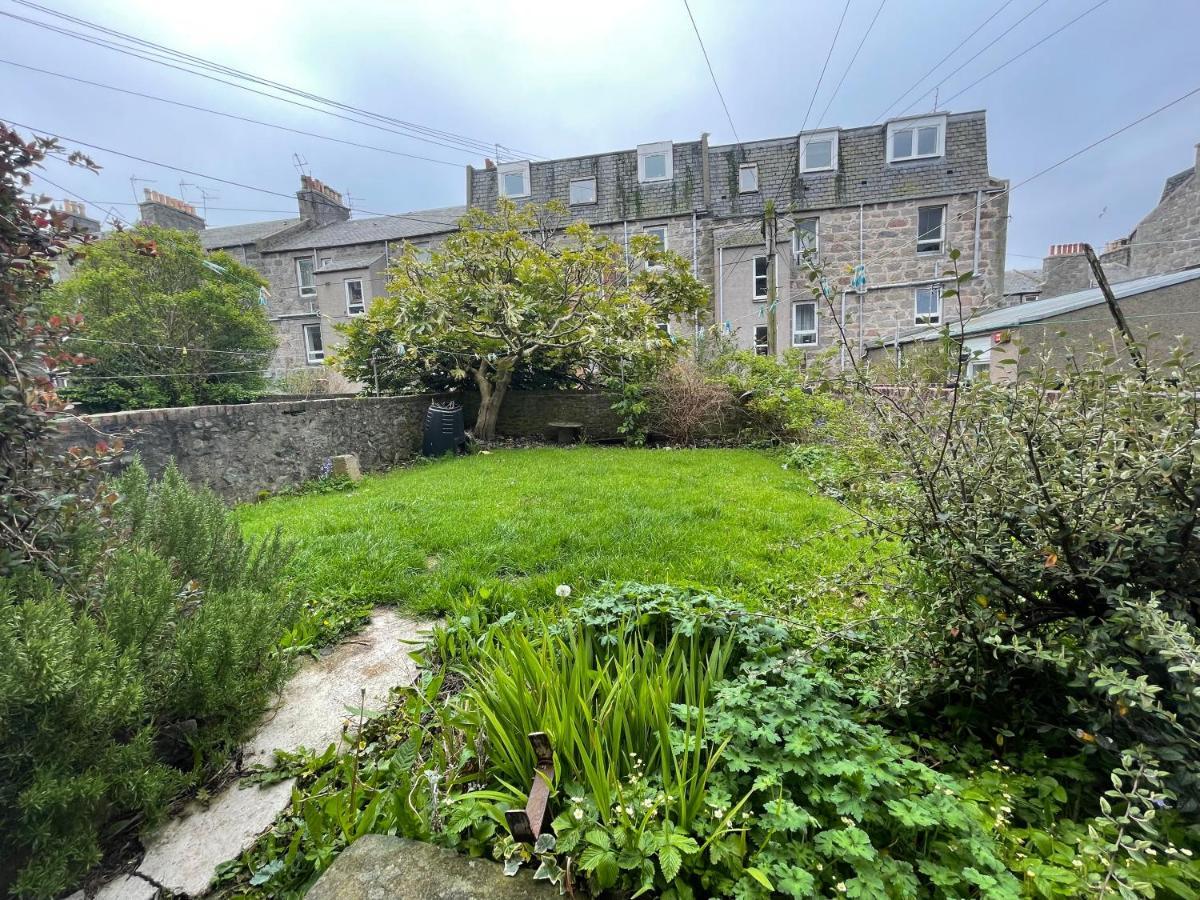 Beautiful 2 Bedroom Apartment- Prime Location, Aberdeen Centre Exterior photo