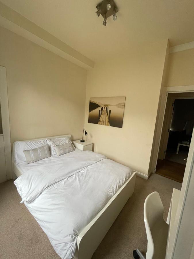 Beautiful 2 Bedroom Apartment- Prime Location, Aberdeen Centre Exterior photo